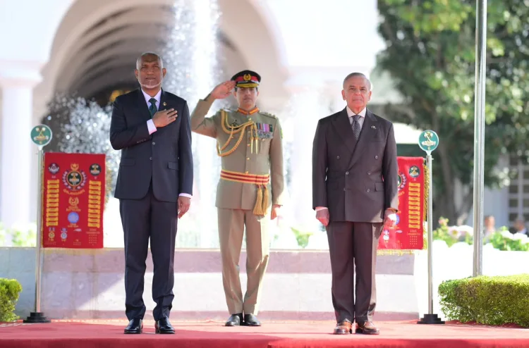 President Mohamed Muizzu and Pakistani Prime Minister Shehbaz Sharif during the official welcome