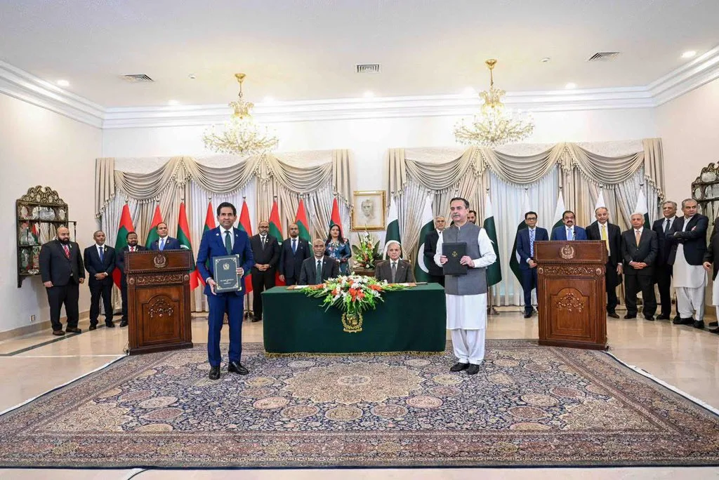 Officials exchanging the fisheries cooperation MoU between Maldives and Pakistan