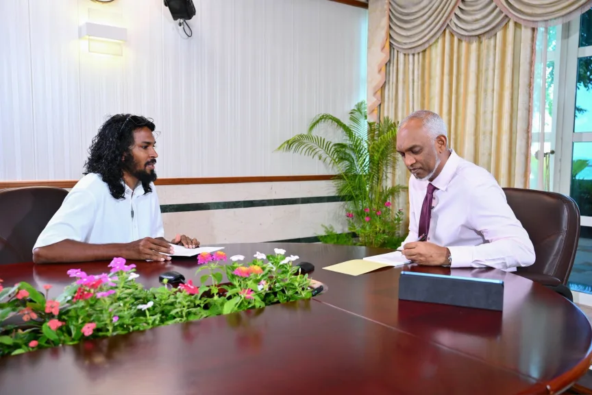 President Dr Mohamed Muizzu listening to a citizen's concerns at the Rayyithunge Adu programme