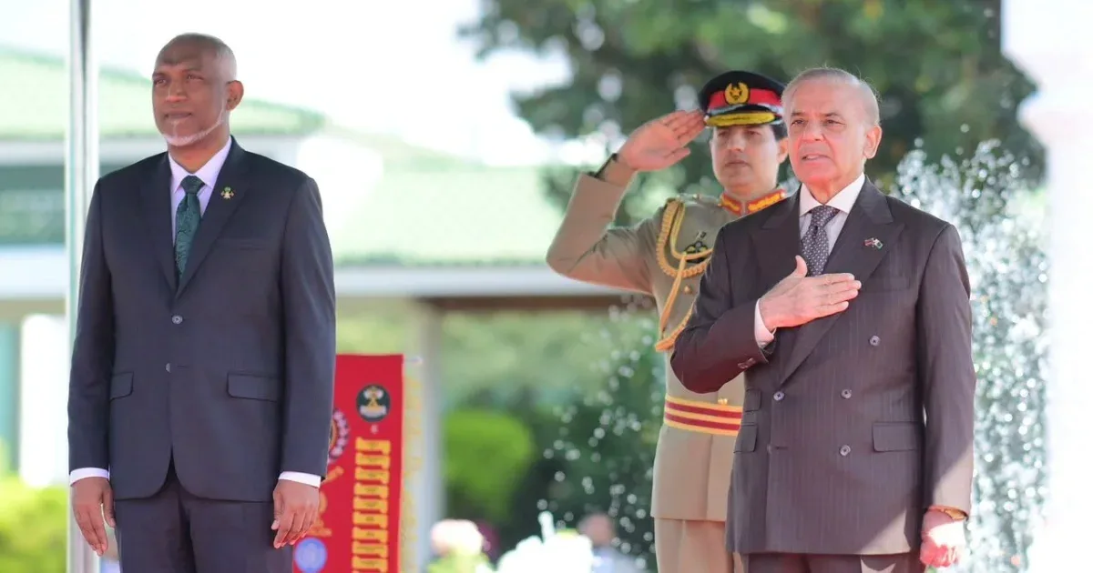 President Mohamed Muizzu and Pakistani Prime Minister Shehbaz Sharif standing side by side