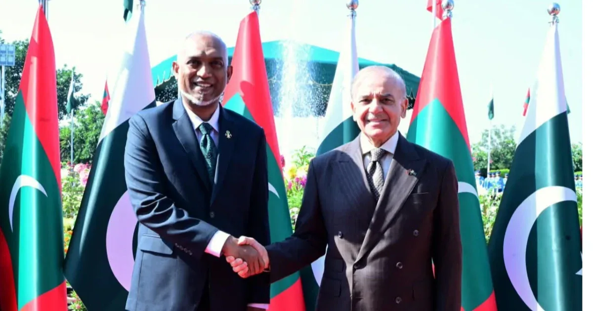 President Mohamed Muizzu and Pakistani Prime Minister Shehbaz Sharif shaking hands in front of national flags
